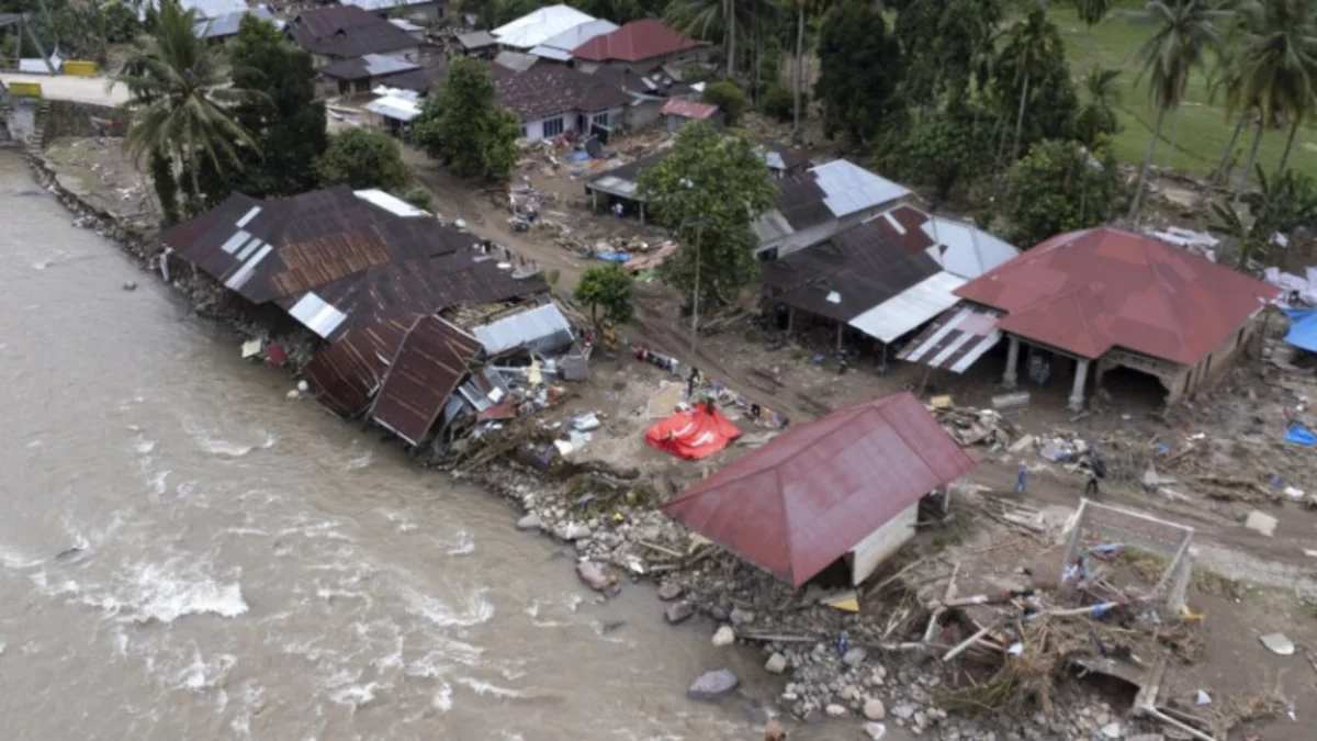 Indonesia floods, landslides kill 28, four missing