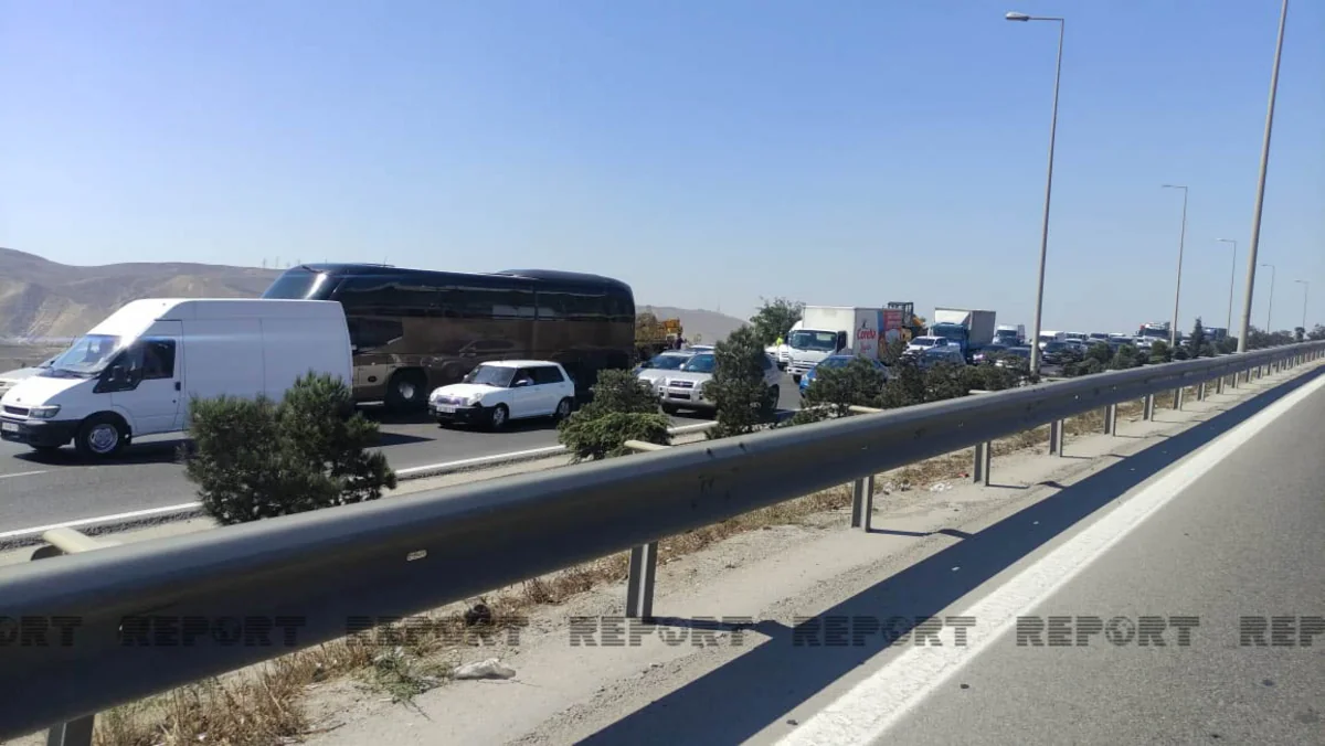 Bakıda avtomobil aşıb, yolda sıxlıq yaranıb