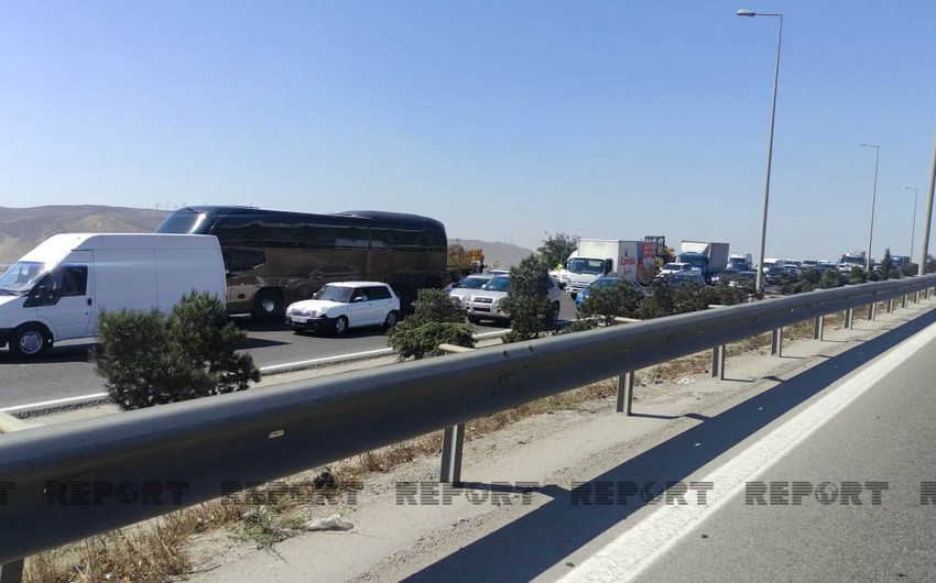 Bakıda avtomobil aşıb, yolda sıxlıq yaranıb