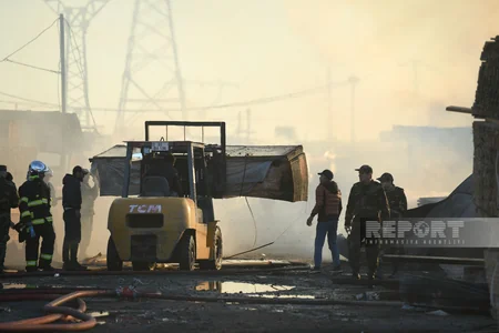 Bakıda taxta bazarında baş verən yanğın yerindən FOTOLAR