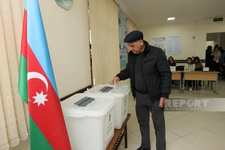 Paytaxtdakı seçki məntəqələrində seçici fəallığı davam edir - FOTOREPORTAJ