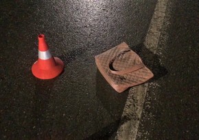 В Баку автомобиль врезался в ограждение, есть пострадавшие
