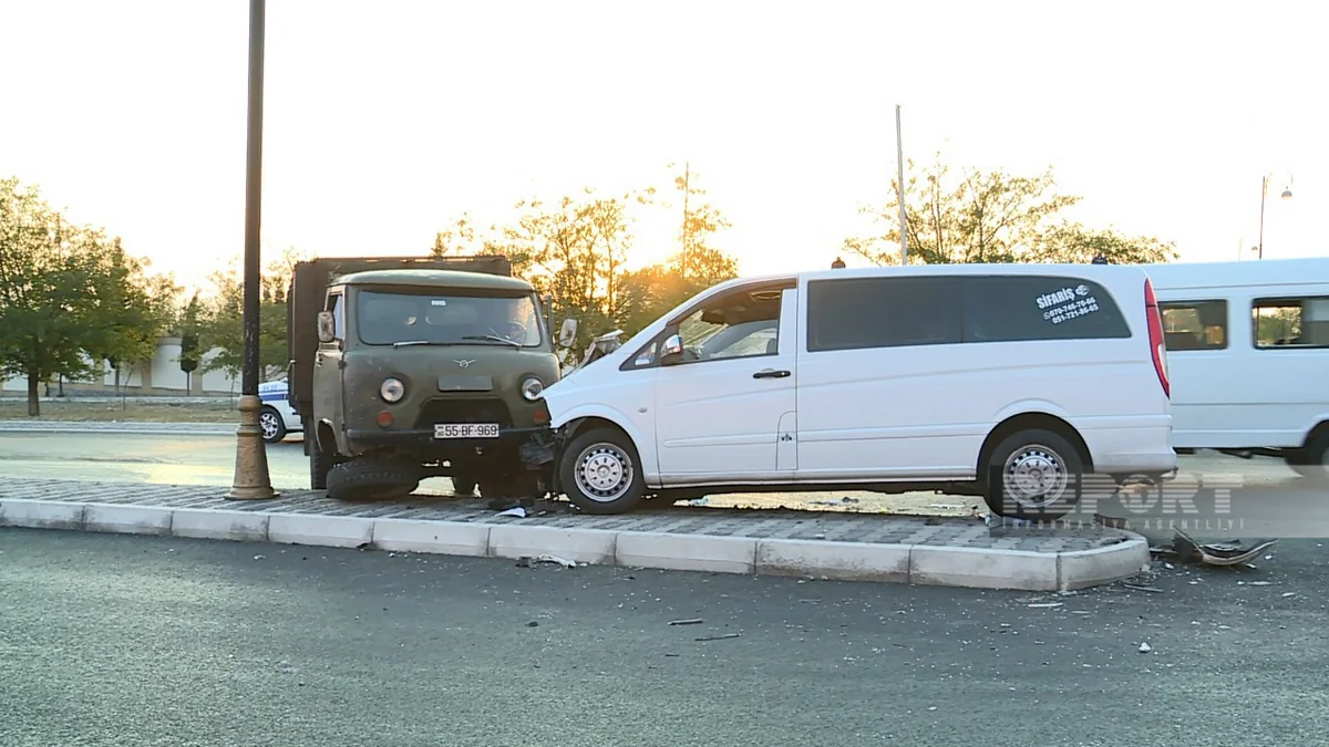 Şəkidə mikroavtobusla yük avtomobili toqquşub, xəsarət alanlar var