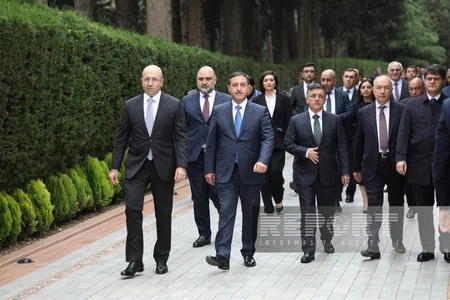 Dövlət və hökumət rəsmiləri Ulu Öndərin xatirəsini anıblar