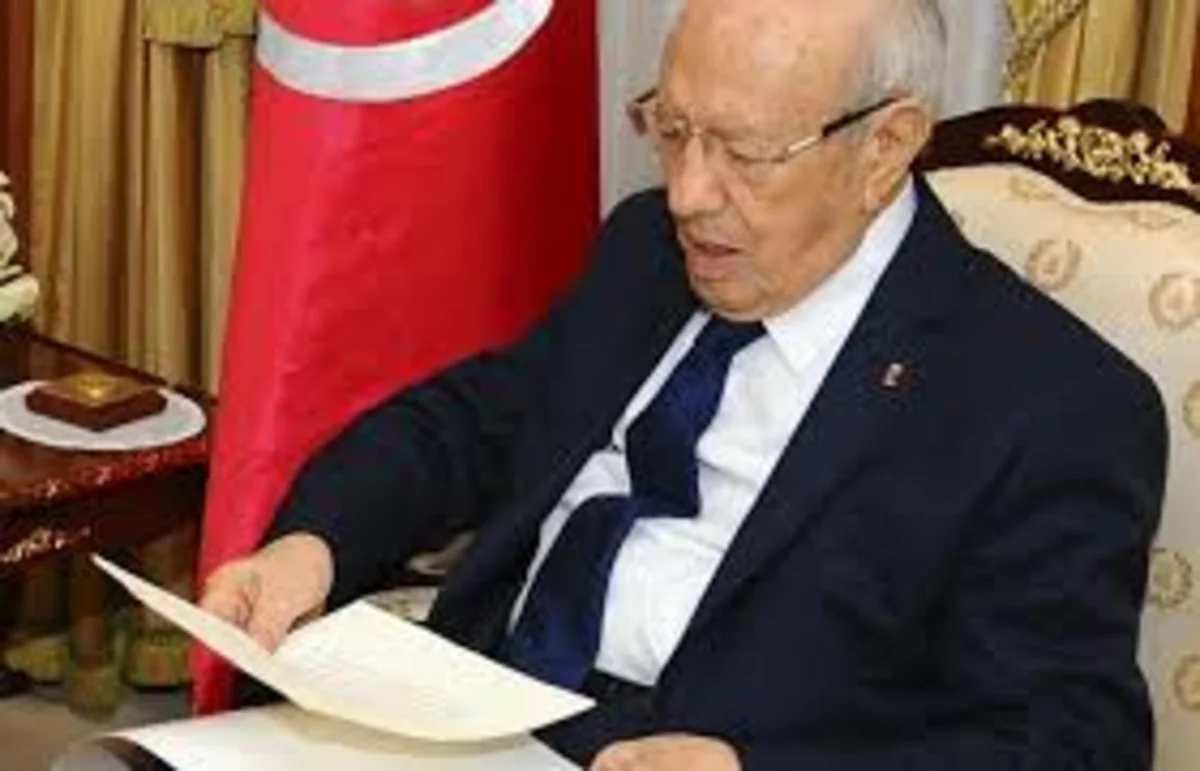 Президент Туниса на месяц продлил режим ЧП в стране