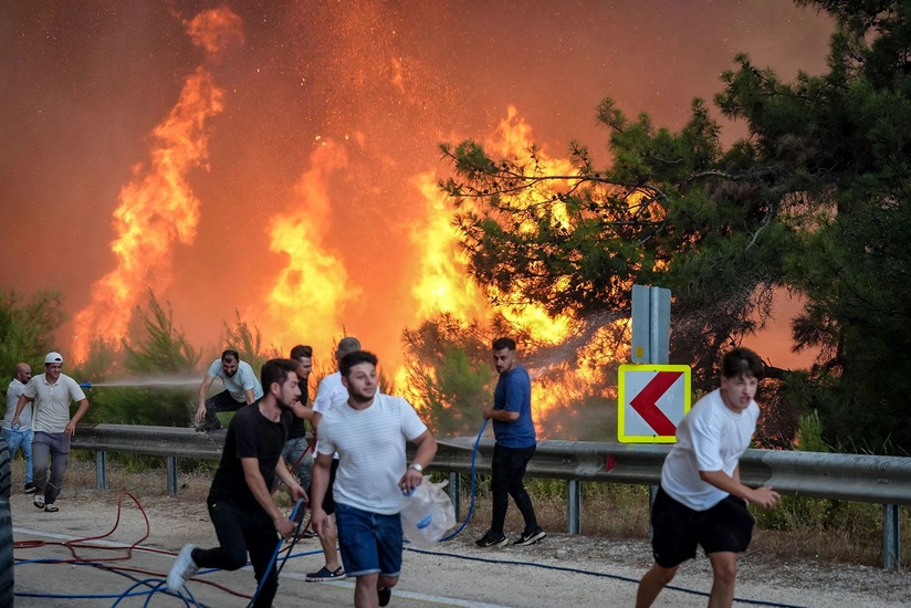 Türkiyədə meşə yanğını səbəbindən 2 minə yaxın insan təxliyə edilib