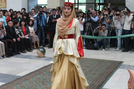 Özbəkistandakı moda sərgisində Qarabağ xanımlarının geyimləri nümayiş etdirilib
