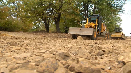 Azərbaycanda dağların partladılması üsulu ilə yeni yol salınır