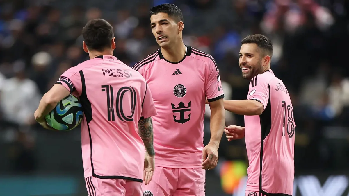 Luis Suares komanda yoldaşı Albanı dişləyib