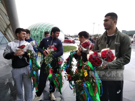 Avropa çempionatında 6 medal qazanan yunan-Roma güləşçiləri Vətənə qayıdıblar