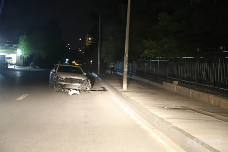 Bakıda maşın Tibb Universitetinin hasarına çırpılıb, qadın sərnişin pəncərədən bayıra çıxıb - FOTO