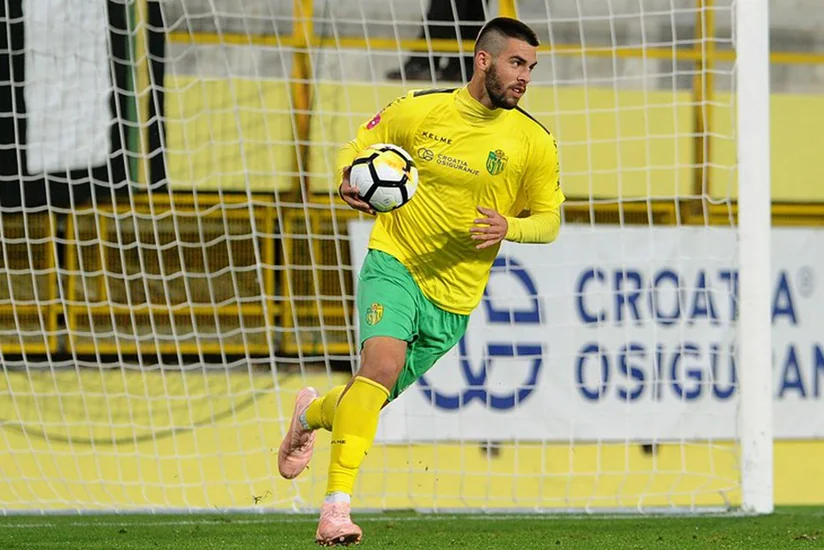 Bosniya və herseqovinalı futbolçu karyerası bahasına anasını xilas edib