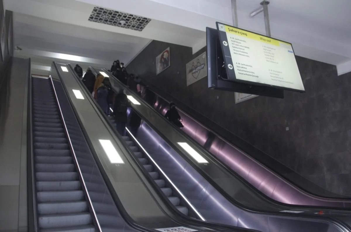 Bakı metrosunda eskalatora kimyəvi maddə sürtən şəxslər saxlanılıb