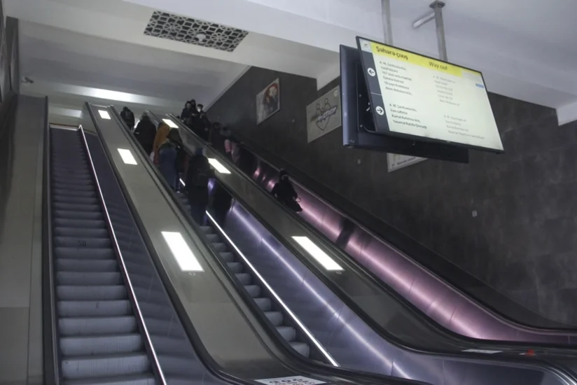 Bakı metrosunda eskalatora kimyəvi maddə sürtən şəxslər saxlanılıb