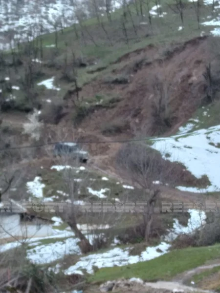 Dövlət orqanları Lerikdəki torpaq sürüşməsinin digər evlər üçün təhlükəsini araşdırır