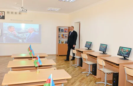 Prezident İlham Əliyev Bakıdakı 261 nömrəli məktəb-liseydə əsaslı təmirdən sonra görülən işlərlə tanış olub - YENİLƏNİB
