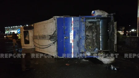 “Saray” postunda yük maşını aşıb