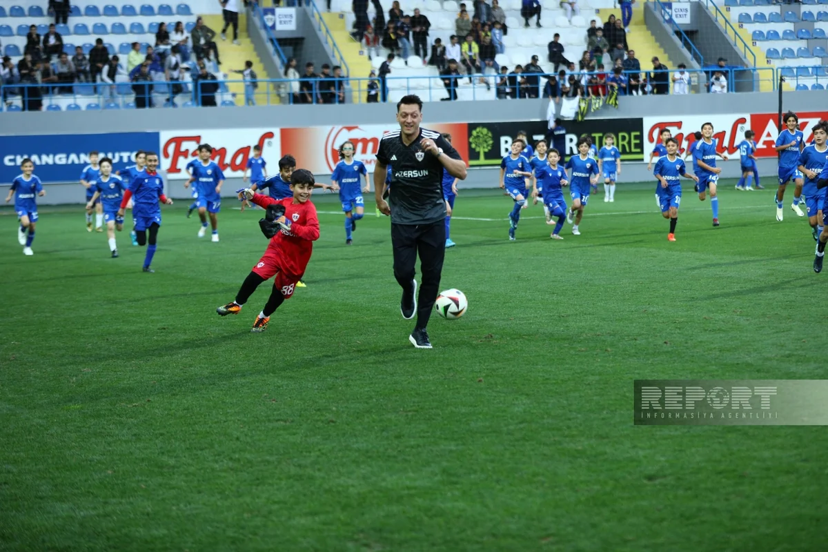 Mesut Özil Bakıda uşaqlarla futbol oynayıb - FOTOREPORTAJ