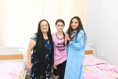 Leyla Əliyeva Bakının bir sıra tibb müəssisələrində müalicə alan uşaqlarla görüşüb