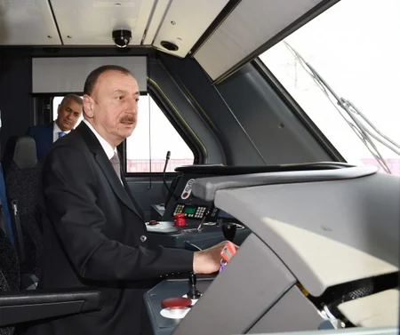 ​Prezident İlham Əliyev Bakıya gətirilən yeni elektrik qatarı ilə tanış olub