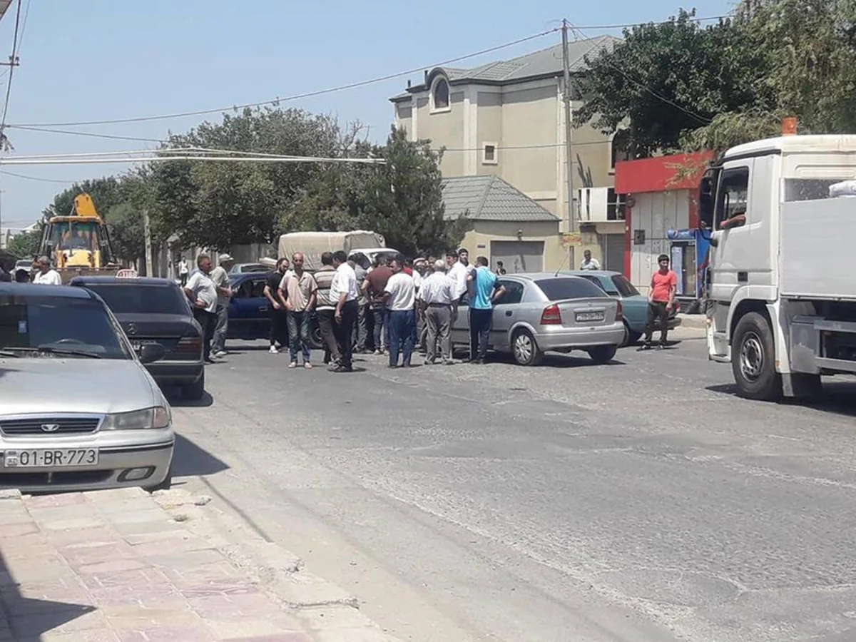 Gürcüstanda azərbaycanlılar yolu bağladı