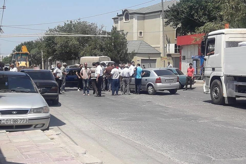 Gürcüstanda azərbaycanlılar yolu bağladı