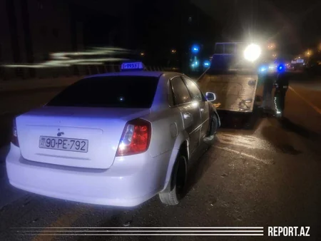 Bakıda təkəri partlayan avtomobil qəzaya uğradı - FOTO