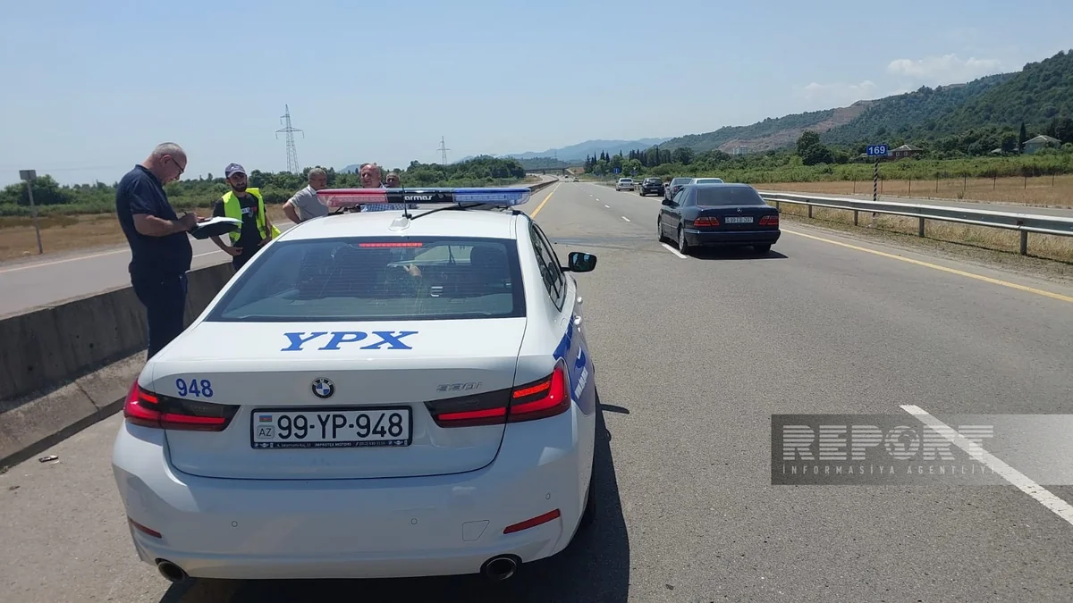 Lənkəranda avtomobil məhəccərə çırpılıb, xəsarət alanlar var