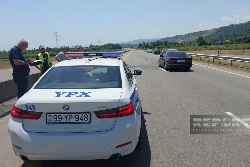 Lənkəranda avtomobil məhəccərə çırpılıb, xəsarət alanlar var