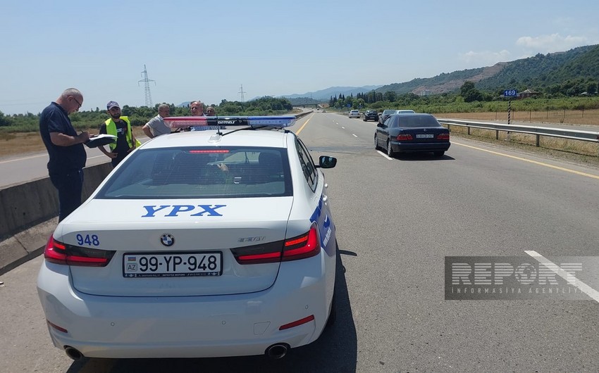 Lənkəranda avtomobil məhəccərə çırpılıb, xəsarət alanlar var