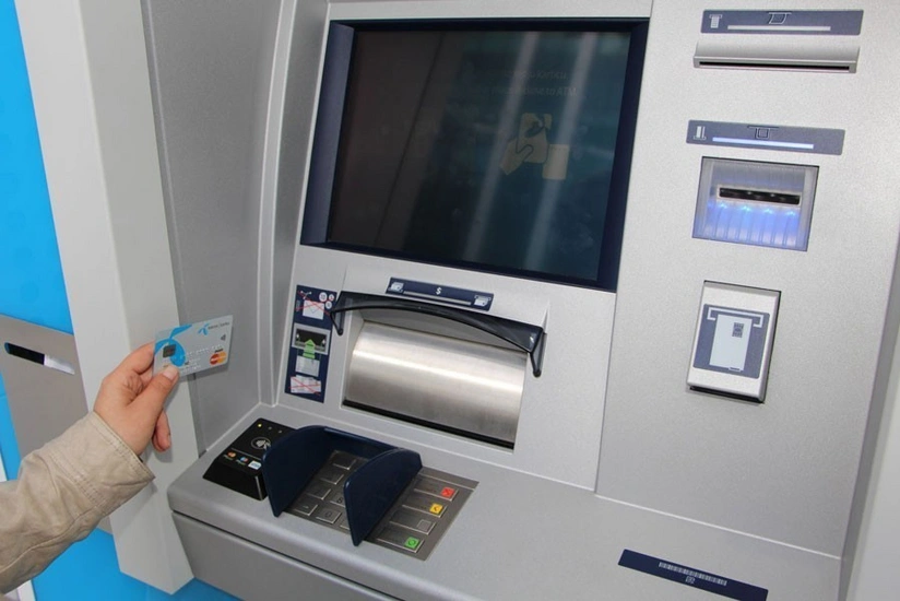 В Азербайджане сократилось число банкоматов