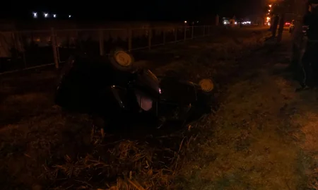 Lənkəranda minik maşını kanala aşıb - FOTO