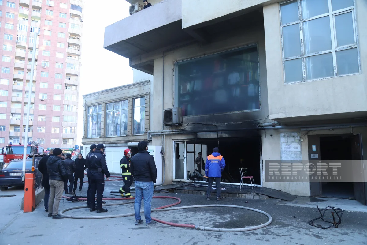 Пожар в многоэтажном жилом здании в Баку потушен