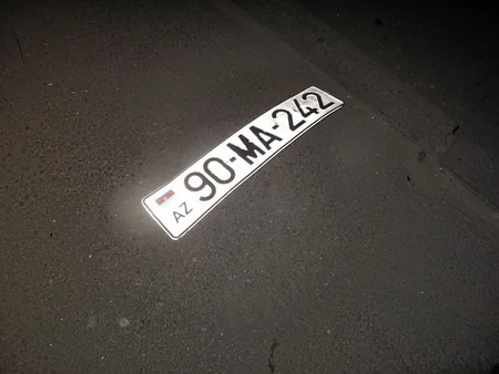 ​Автомобиль с азербайджанскими номерами устроил гонку в Киеве и врезался в бордюр - ФОТО