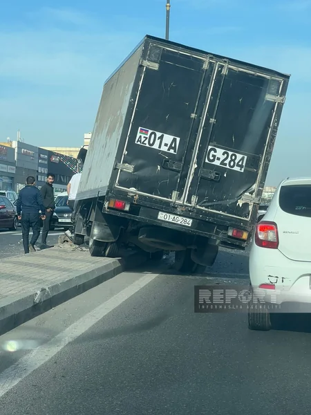 Bakıda yük maşını qəzaya düşüb