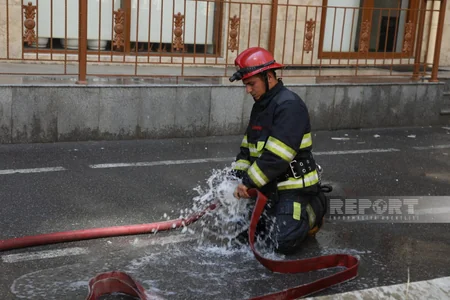 Bakıda çoxmərtəbəli binada yanğın olub, 8 nəfər təxliyə edilib - YENİLƏNİB