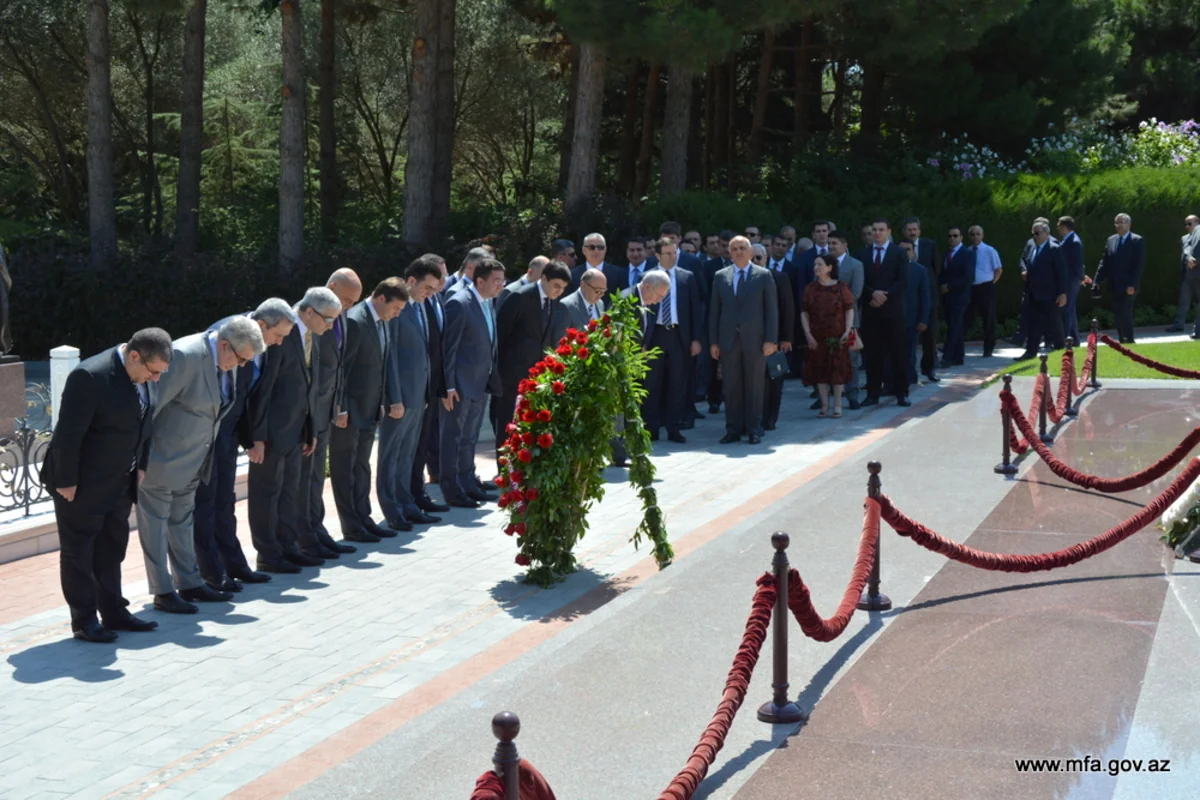 XİN kollektivi Fəxri Xiyabanı və Şəhidlər Xiyabanını ziyarət edib