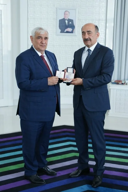 Ramiz Rövşənə Xalq şairi, Kamal Abdullaya “Xalq yazıçısı” fəxri adları təqdim olunub