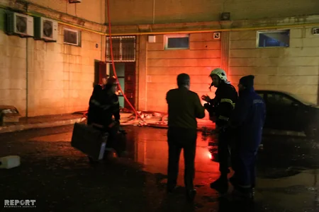 Bakıda yaşayış binasında baş vermiş yanğın zamanı 7 nəfər tüstüdən zəhərlənib - FOTO - YENİLƏNİB-2 - VİDEO