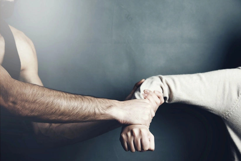 Bakıda qadın əri və oğlu tərəfindən döyülüb