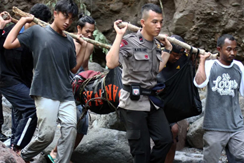 İndoneziyada 10 nəfər torpaq sürüşməsi və daşqınların qurbanı olub