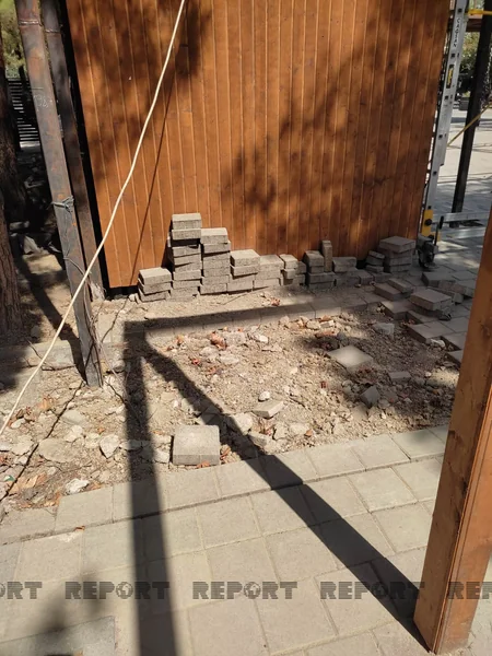 Bakı bulvarında daş üzlüklər yararsız vəziyyətə düşüb