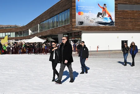 Prezident Şahdağ Turizm Kompleksindəki “Lakeside” hotelində aparılan işlərlə və “Xizək klubu” binasının tikintisi ilə tanış olub - YENİLƏNİB-2