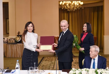 Heydər Əliyev Fondunun prezidenti Mehriban Əliyevaya “2015-ilin adamı” mükafatı təqdim edilib