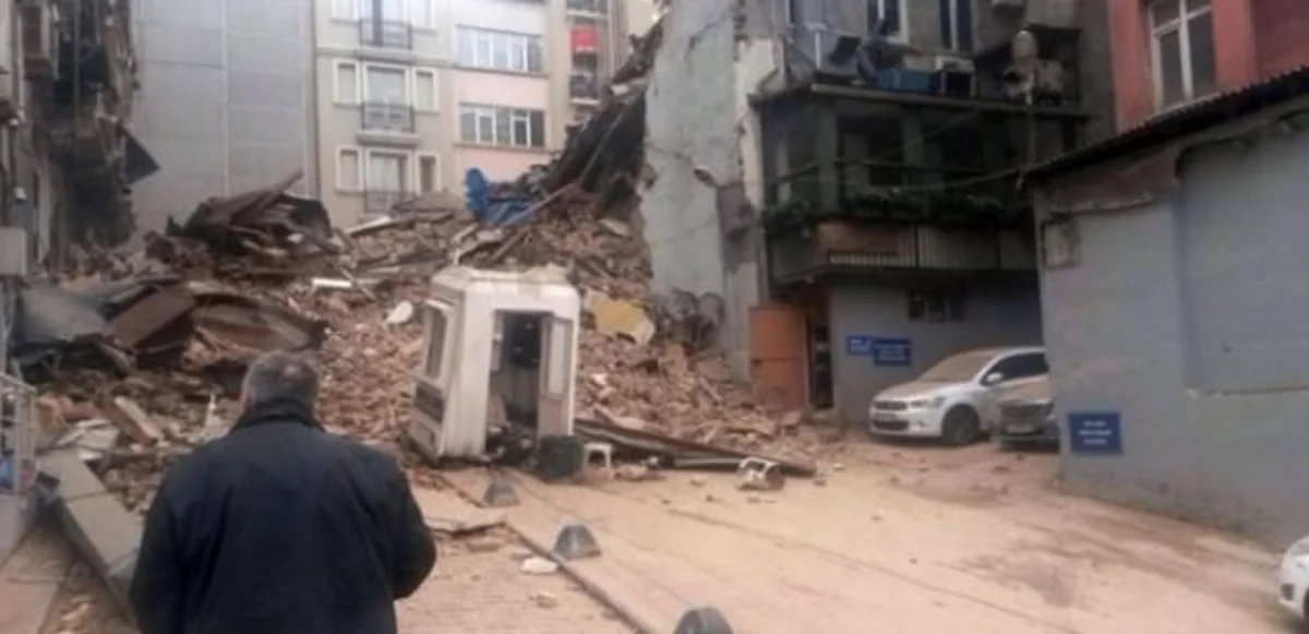 В Стамбуле рухнуло 5-этажное здание, под завалами остались люди