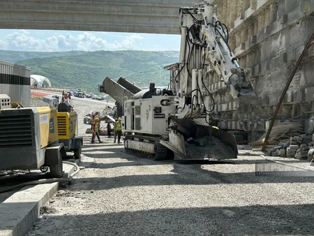 AAYDA rəsmisi: Ağsuçay vadisində 1186 metrlik unikal avtomobil körpüsünün tikintisi davam etdirilir  - VİDEO