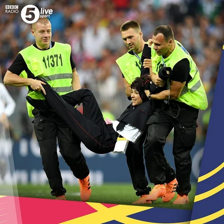 Pussy Riot выбежали на поле во время финала ЧМ-2018