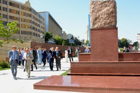 Mikayıl Müşfiqin doğum günündə abidəsi ziyarət olunub