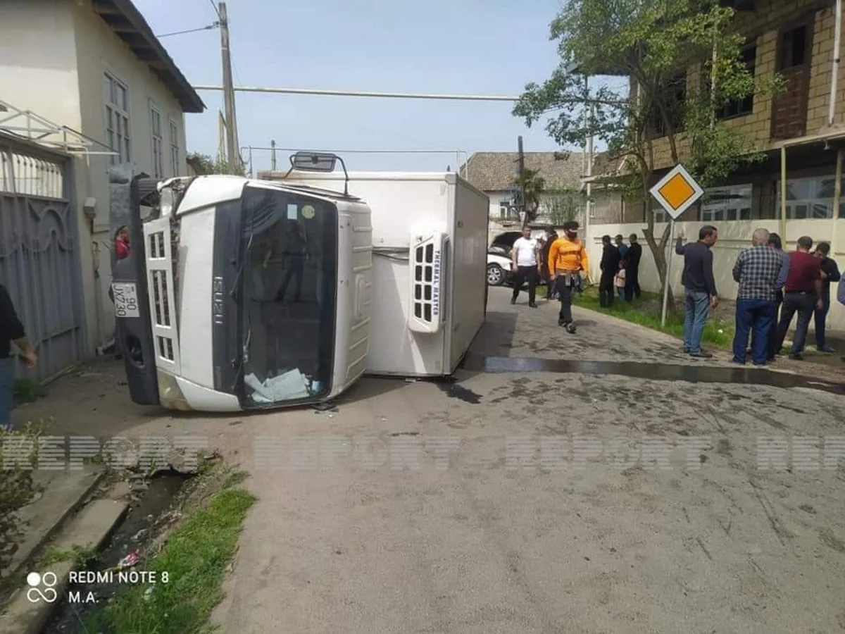 Cəlilabadda yük və minik avtomobilləri toqquşub 