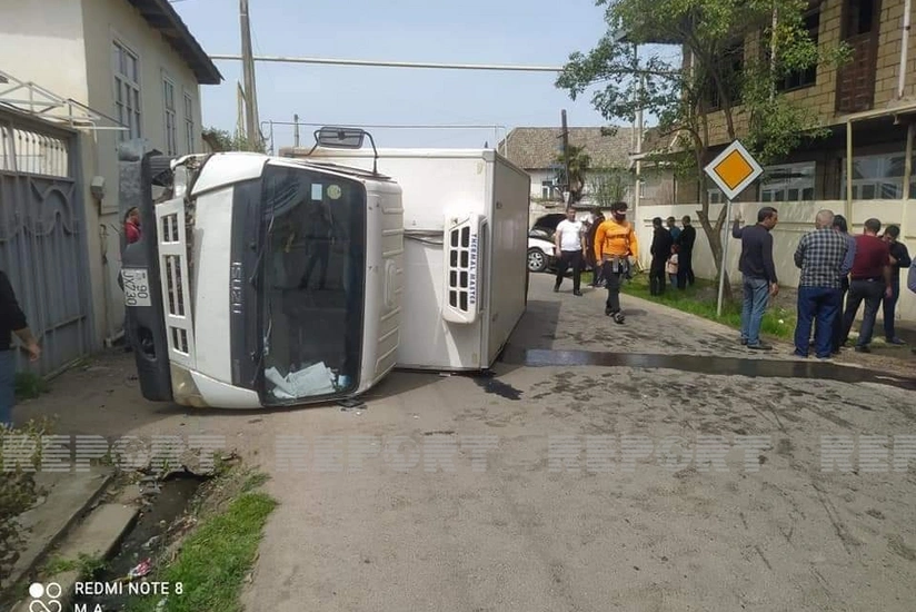 Cəlilabadda yük və minik avtomobilləri toqquşub 